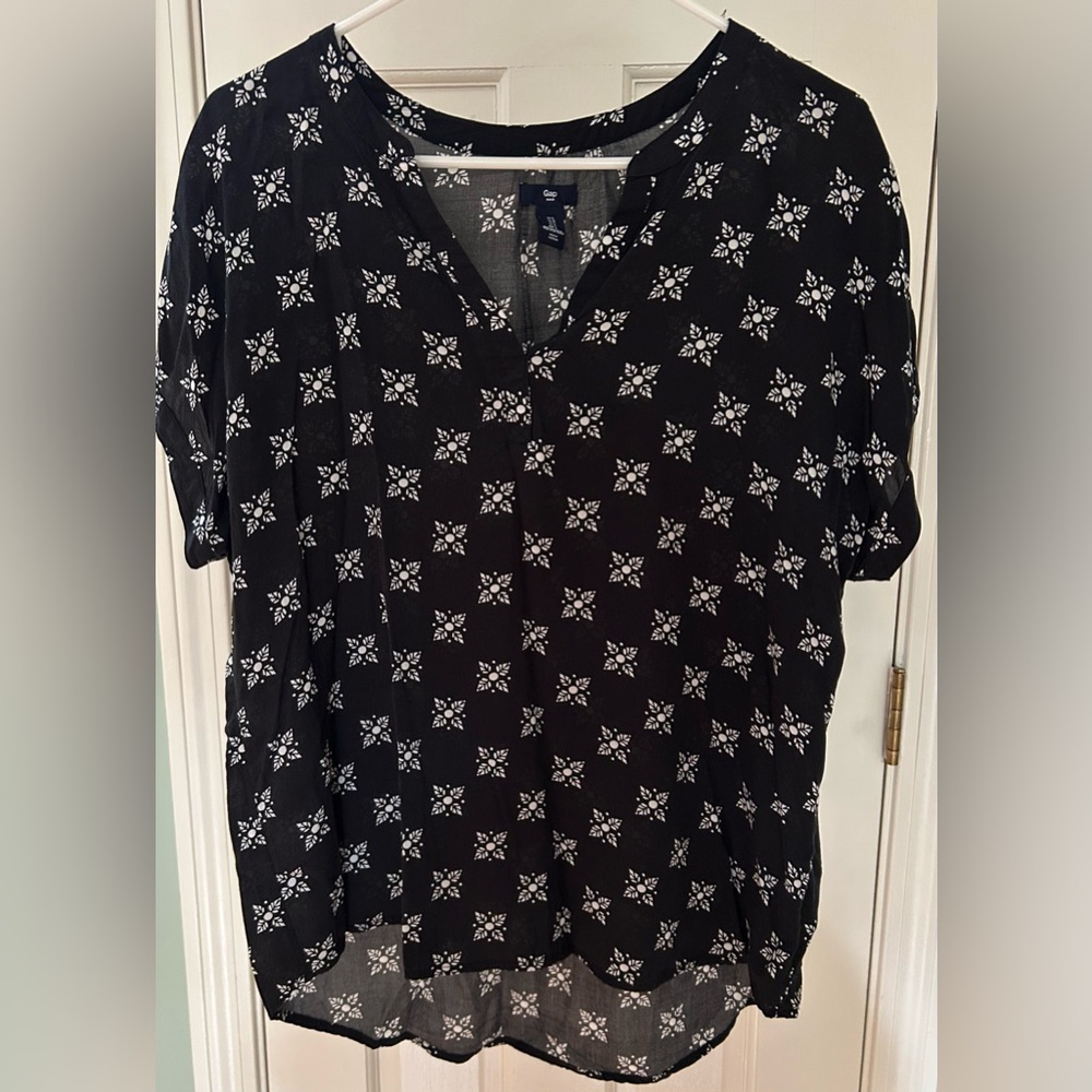 Women’s Large Gap Shortsleeved V-Neck Blouse